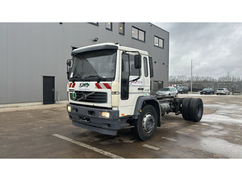 Cab chassis truck VOLVO FL 220