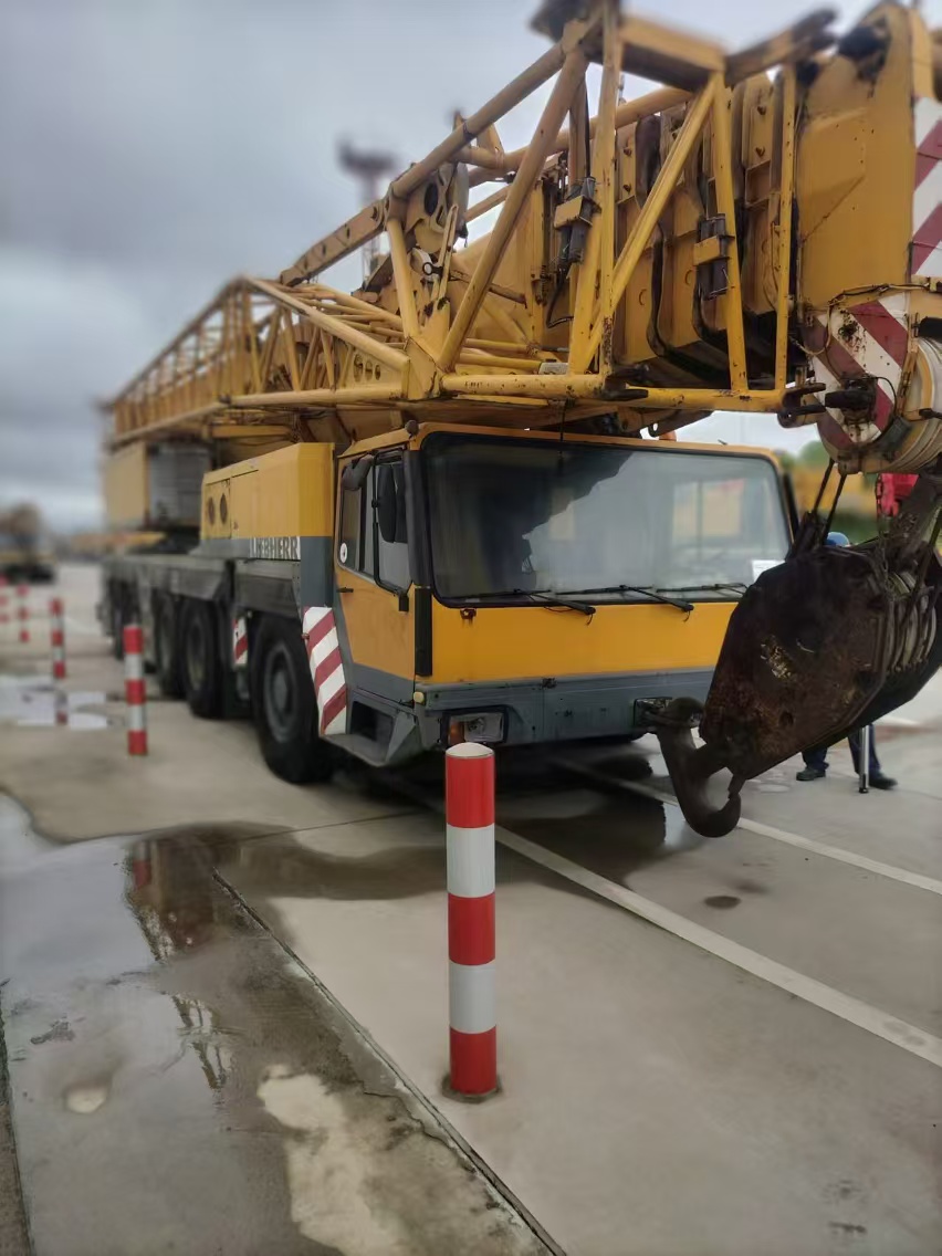 Mobile crane LIEBHERR