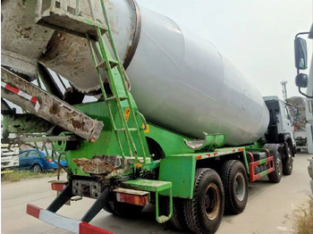 Concrete mixer truck SINOTRUK HOWO