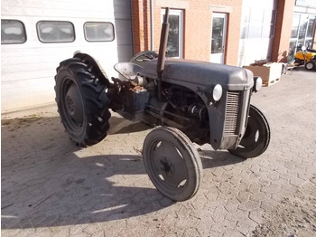 Farm tractor Massey Ferguson 31: picture 4