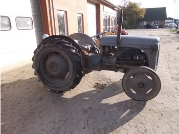 Farm tractor Massey Ferguson 31: picture 5