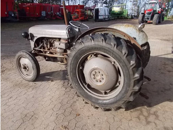 Farm tractor Massey Ferguson 31: picture 3