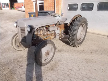 Farm tractor Massey Ferguson 31: picture 2