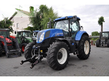 Farm tractor NEW HOLLAND T7.200