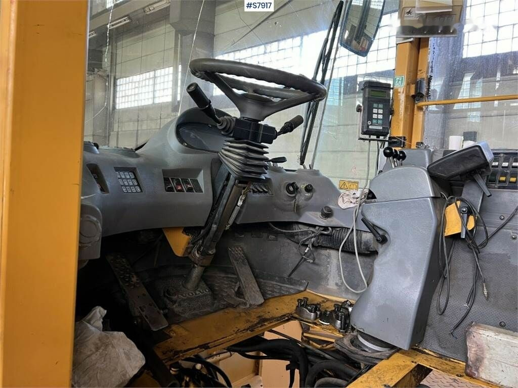 Bulldozer Volvo L220D: picture 31