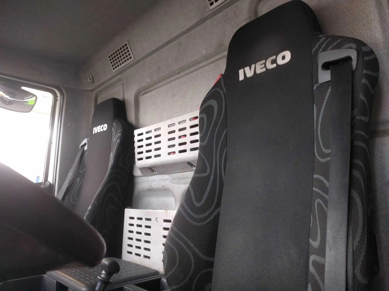 Box truck IVECO EUROCARGO 120E18: picture 16