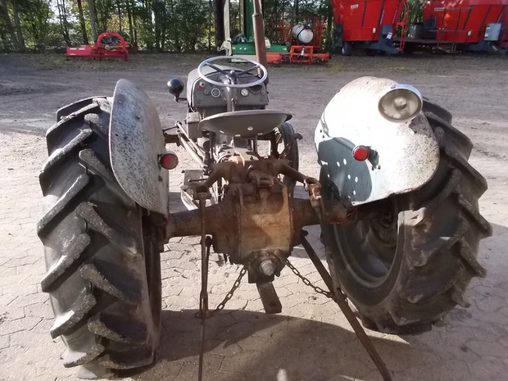 Farm tractor Massey Ferguson 31: picture 7