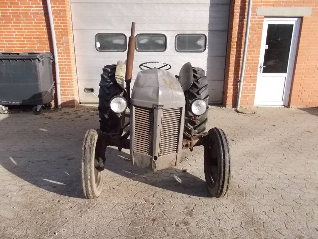 Farm tractor Massey Ferguson 31: picture 6