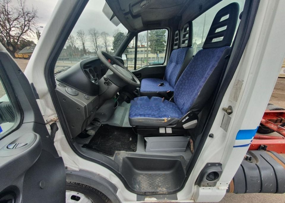 Cab chassis truck, Commercial vehicle IVECO Daily 35C12: picture 14