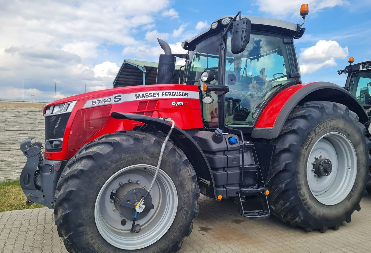 Farm tractor Massey Ferguson MF 8740S DynaVT: picture 22