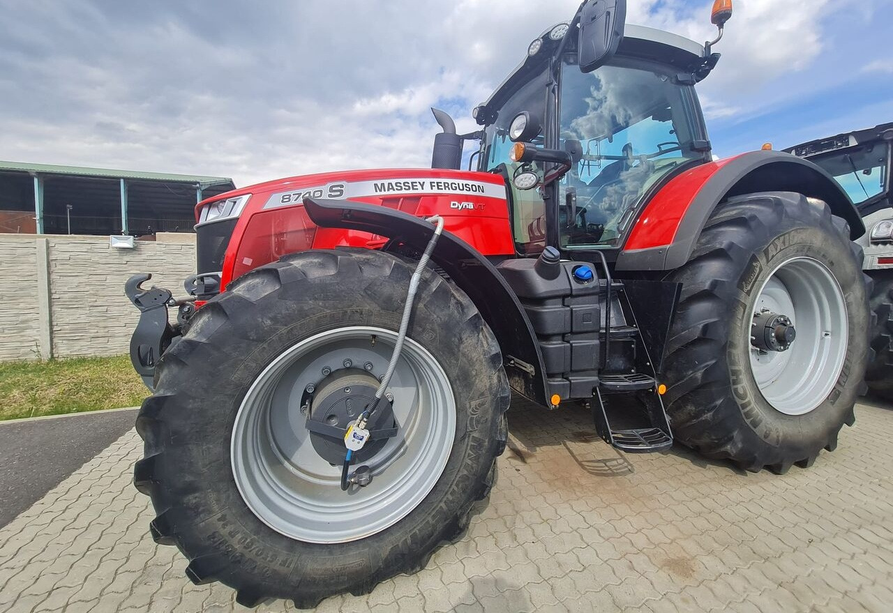 Farm tractor Massey Ferguson MF 8740S DynaVT: picture 7