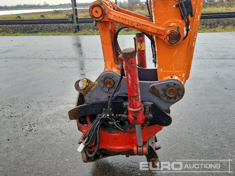 Crawler excavator 2010 Hitachi ZX225 USLC-3: picture 18