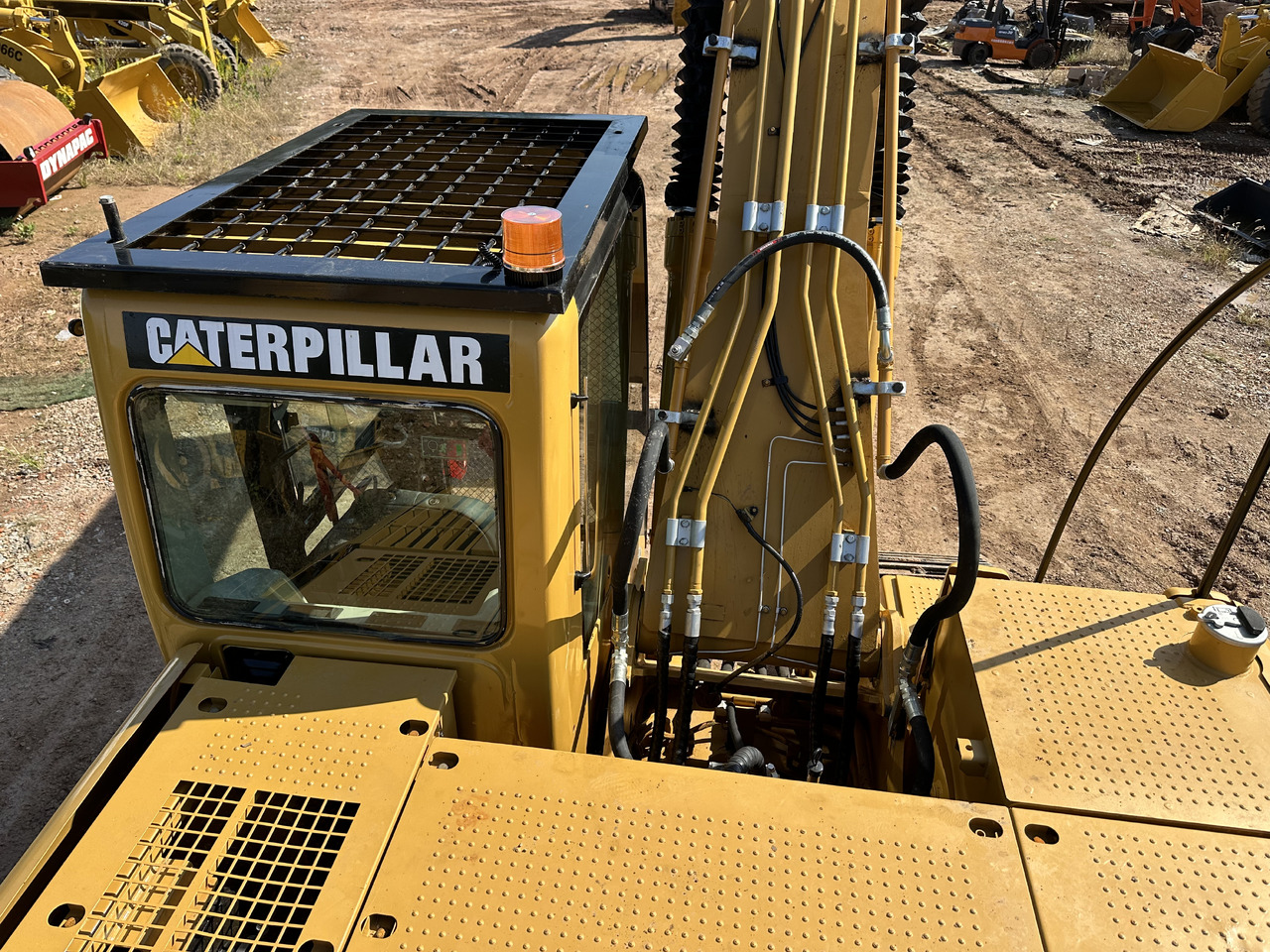 Crawler excavator CATERPILLAR 320CL: picture 10