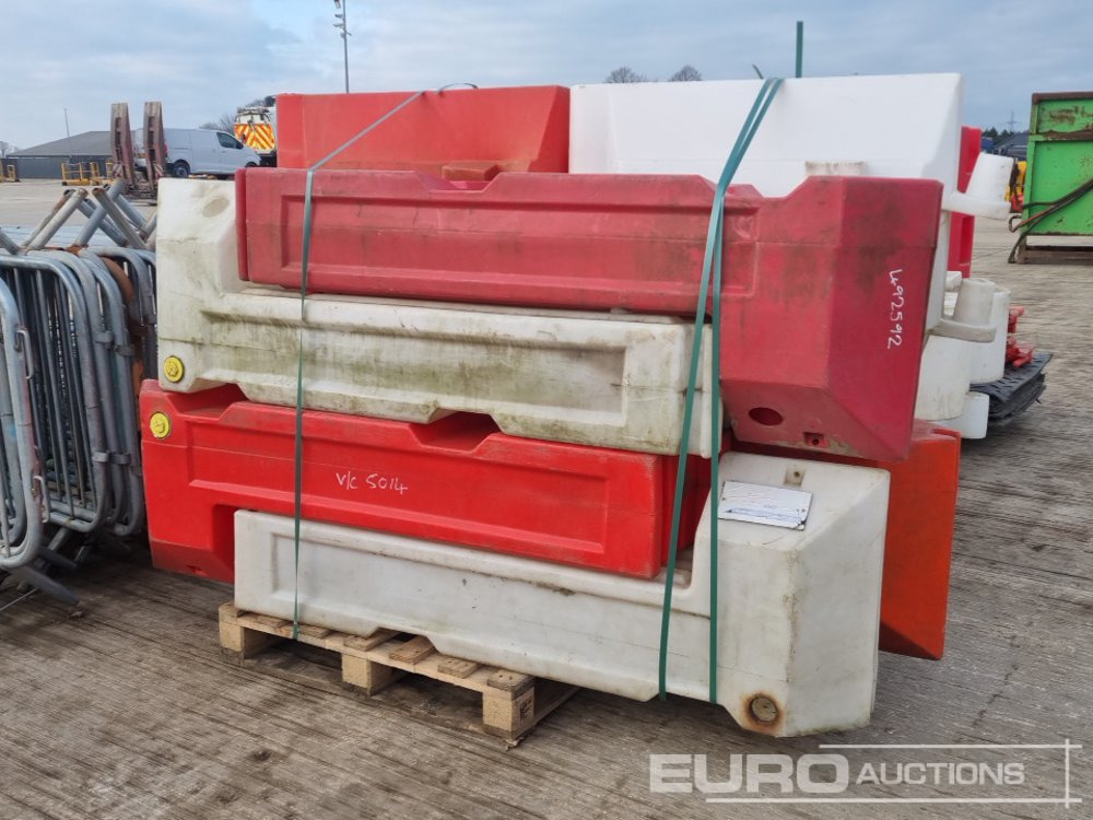 Construction equipment Bundle of Plastic Pedestrian Safety Barrier (5 of), Bundle of Metal Pedestrian Barrier (3 of), Bundle of Water Filled Barrier (3 of), Bundle of Plastic Mats: picture 9