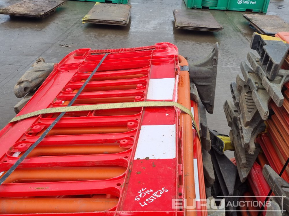 Construction equipment Bundle of Tracking Boards (3 of), Bundle of Plastic Pedestrian Safery Barriers (2 of): picture 25