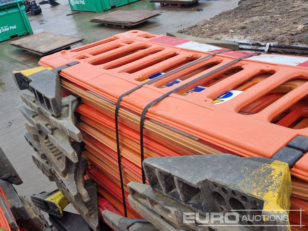 Construction equipment Bundle of Tracking Boards (3 of), Bundle of Plastic Pedestrian Safery Barriers (2 of): picture 24