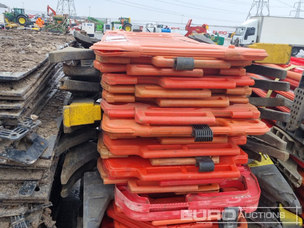 Construction equipment Bundle of Tracking Boards (3 of), Bundle of Plastic Pedestrian Safery Barriers (2 of): picture 19