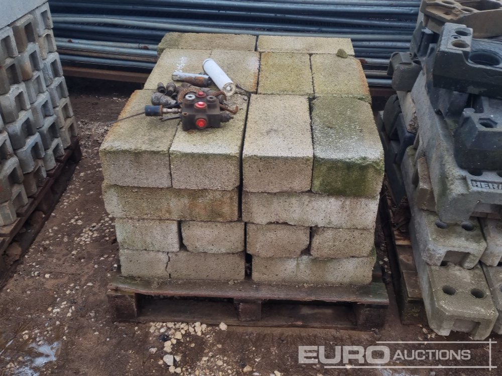 Construction equipment Stillage of Heras Fencing, Pallet of Fencing Feet (2 of), Pallet of Breeze Blocks, Bundle of Metal Safety Barriers: picture 8